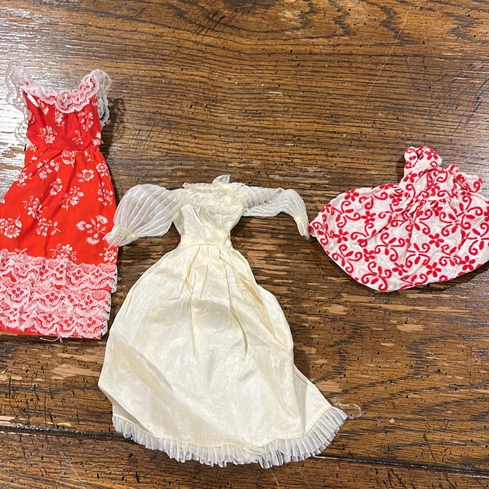 Three vintage Barbies with three vintage dresses - Picture 3 of 7